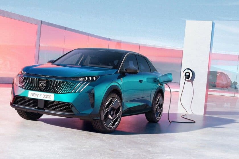 Coche SUV eléctrico Peugeot de color azul turquesa cargándose en un punto de carga rápida moderno.