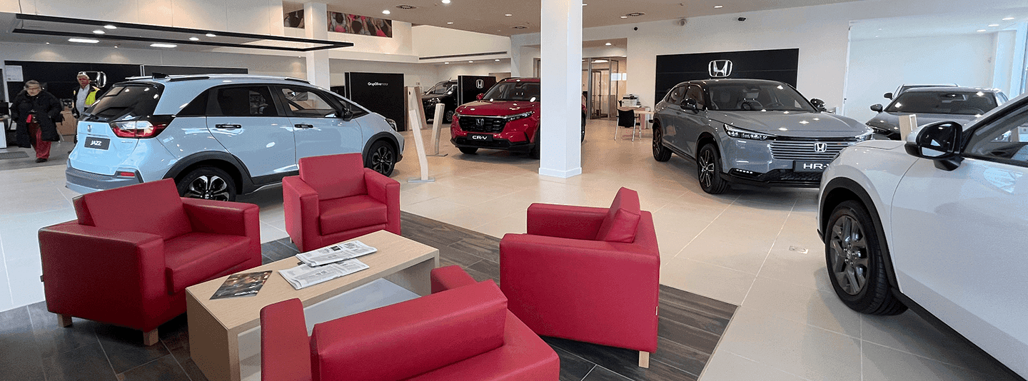 Imagen del concesionario Honda en versión escritorio con exposición de vehículos y atención al cliente