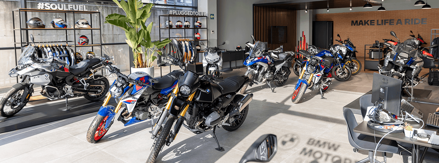 Imagen del concesionario BMW Motorrad en versión escritorio con exposición de motocicletas y zona de atención al cliente