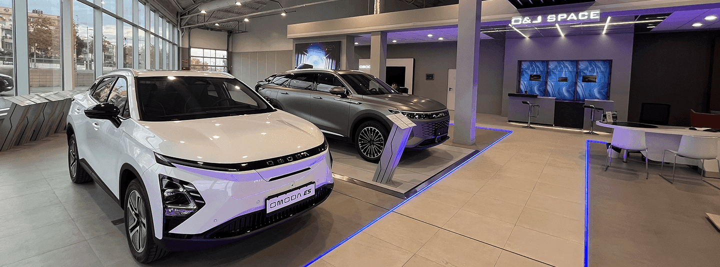 Imagen del concesionario OMODA en versión escritorio con exposición de vehículos y atención al cliente