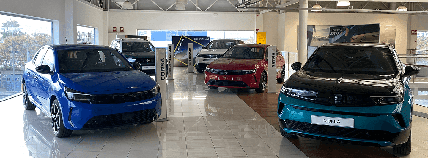 Imagen del concesionario Opel en versión escritorio con exposición de vehículos y zona de atención al cliente