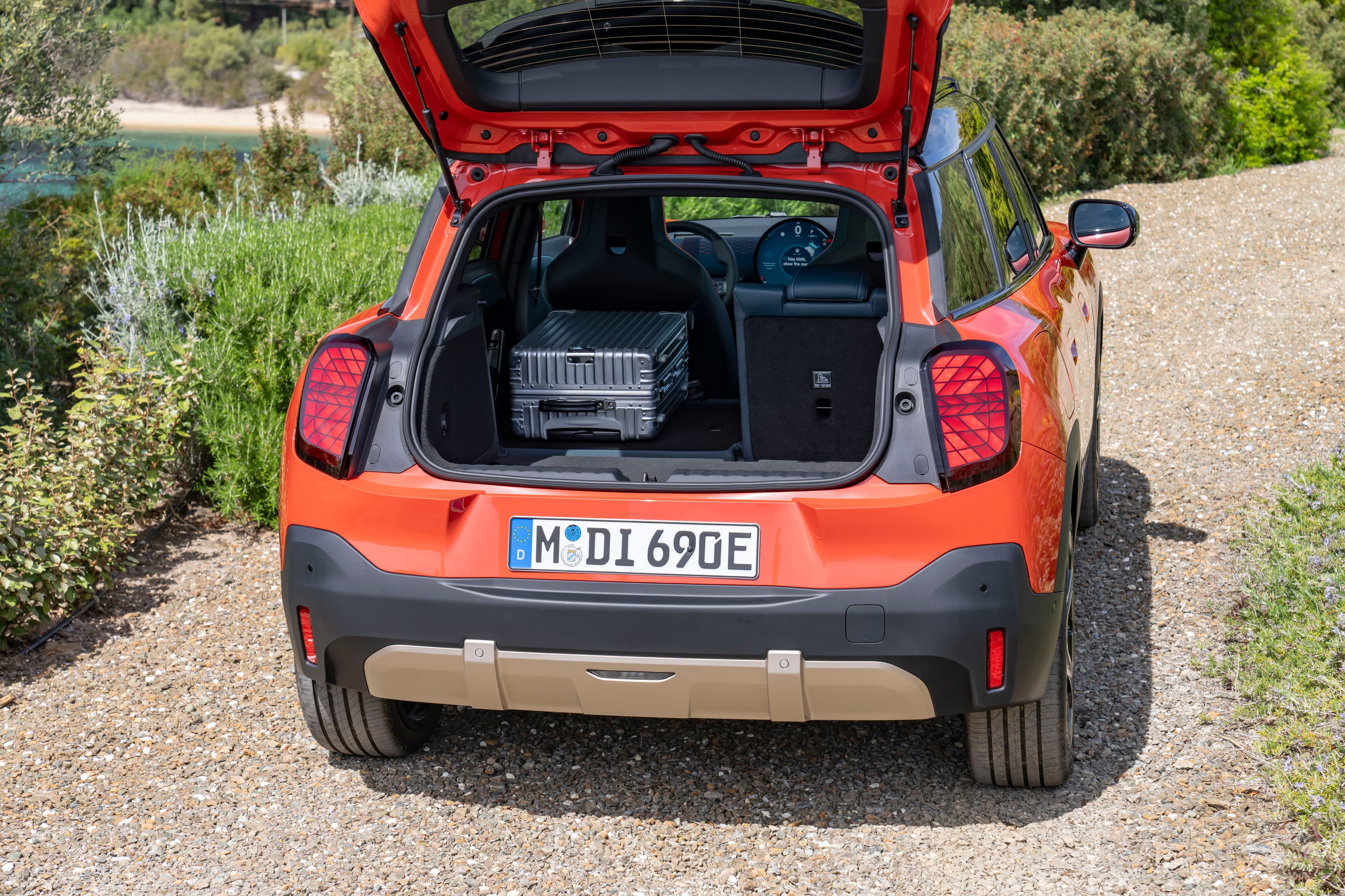 Imagen del MINI Aceman SE eléctrico destacando su diseño frontal y detalles modernos