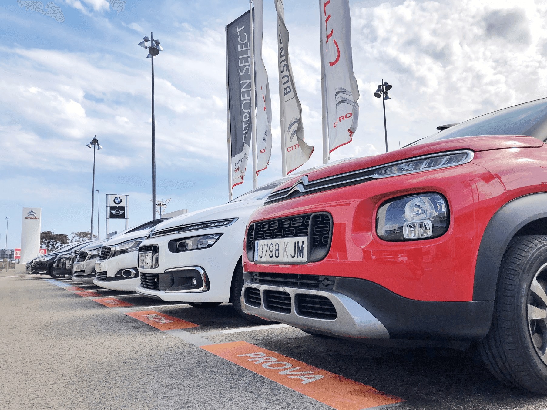 Imagen exterior del concesionario Citroën mostrando la fachada y exposición de vehículos