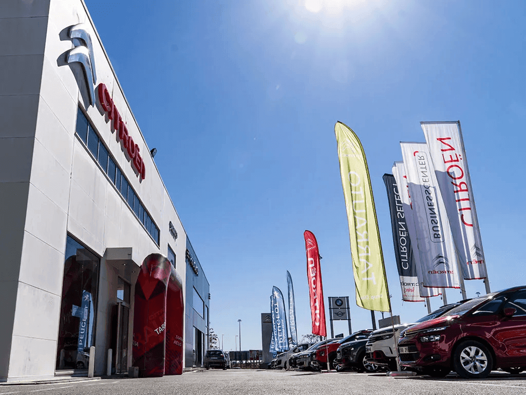 Imagen exterior del concesionario Citroën mostrando la fachada y vehículos expuestos