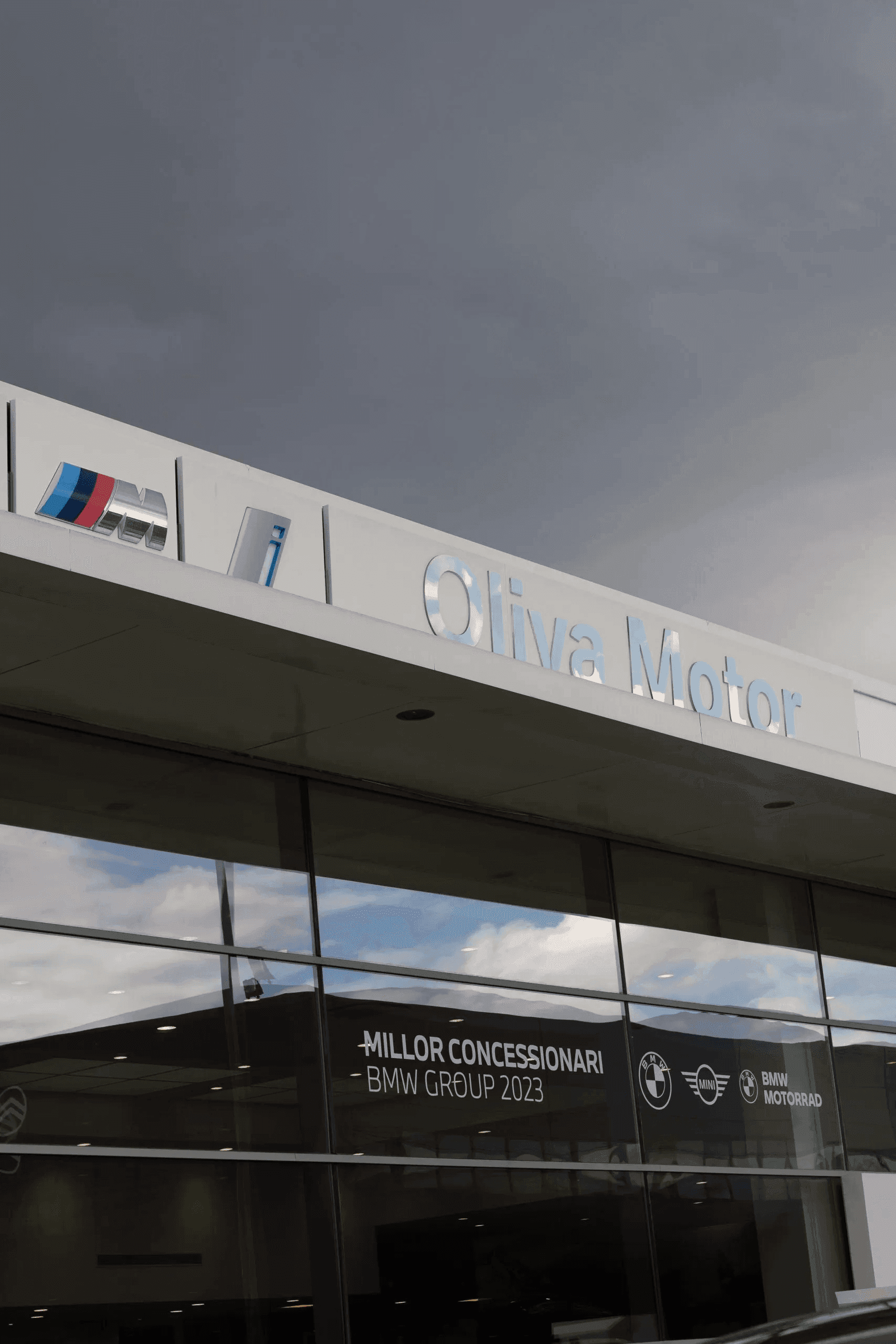 Imagen del concesionario BMW mostrando sus instalaciones y exposición de vehículos