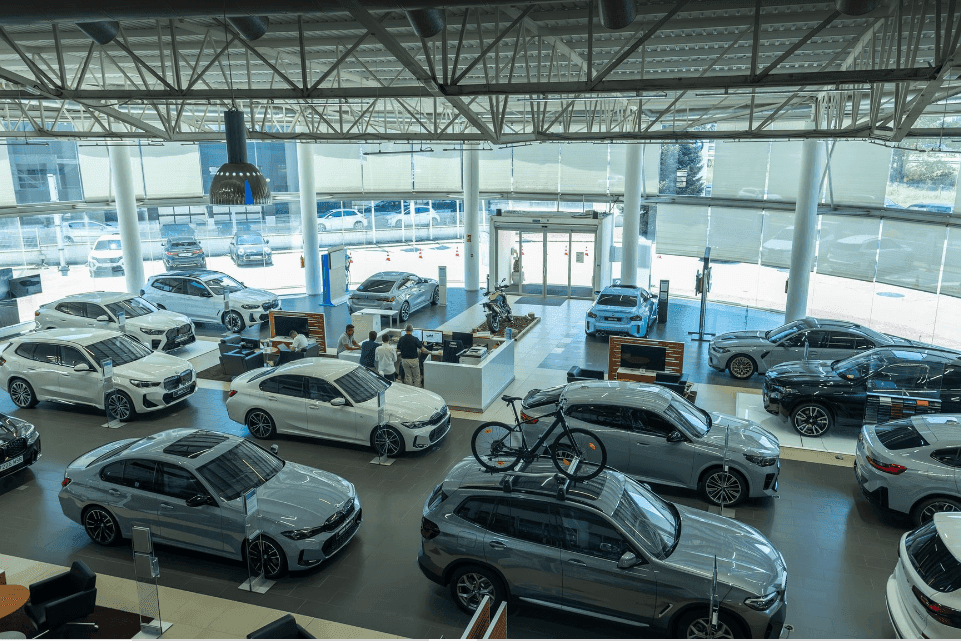 Imagen del concesionario BMW con exposición de vehículos y zona de atención al cliente