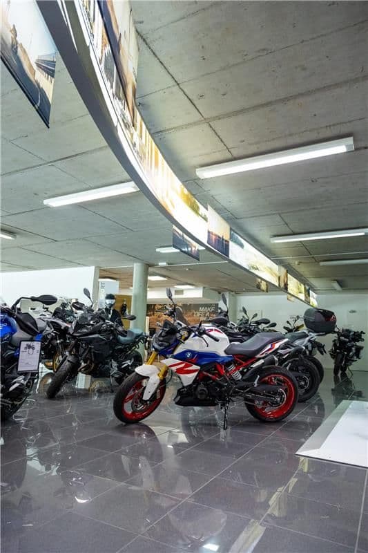 Imagen del concesionario BMW Motorrad mostrando la tienda y exposición de motocicletas