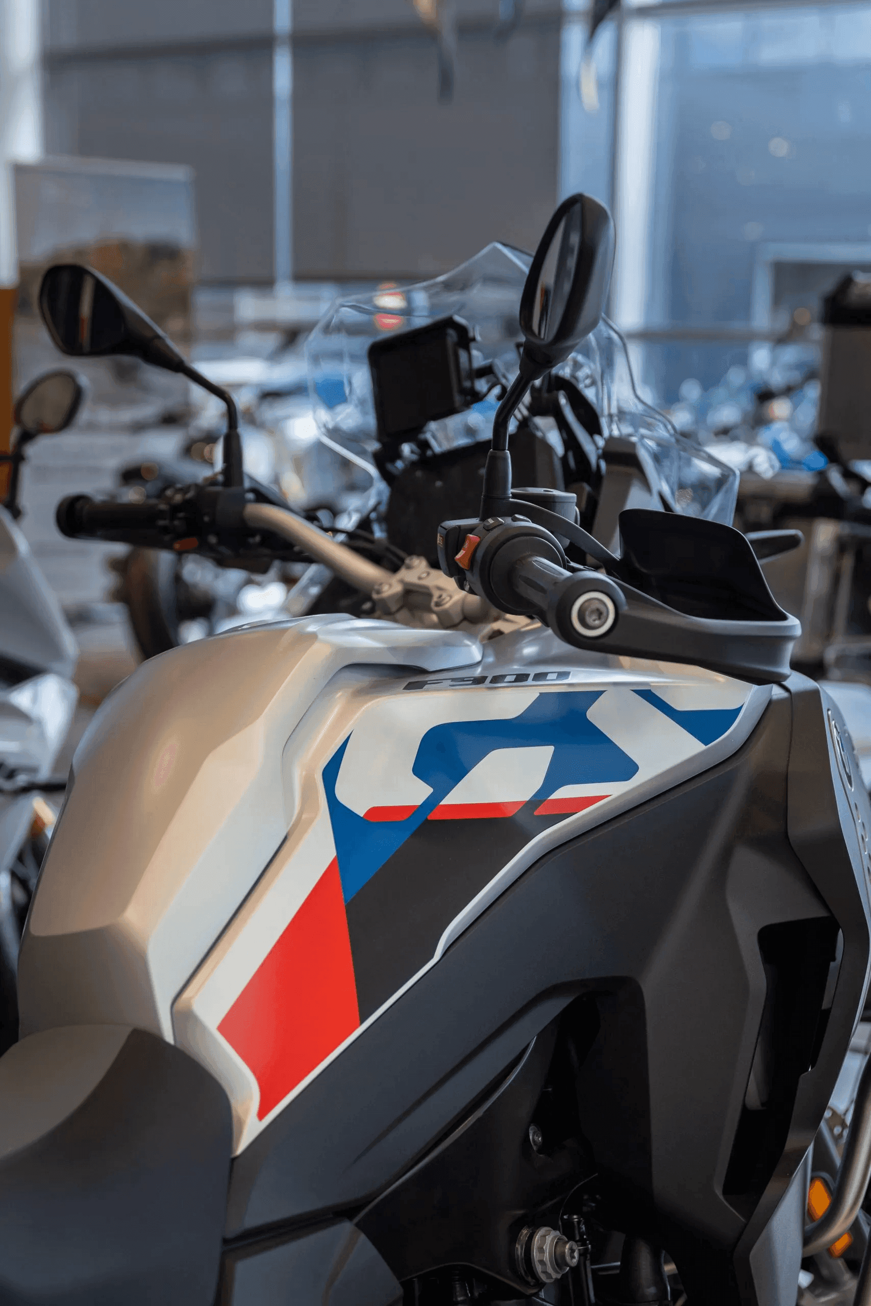 Imagen de la exposición de motocicletas BMW Motorrad mostrando distintos modelos