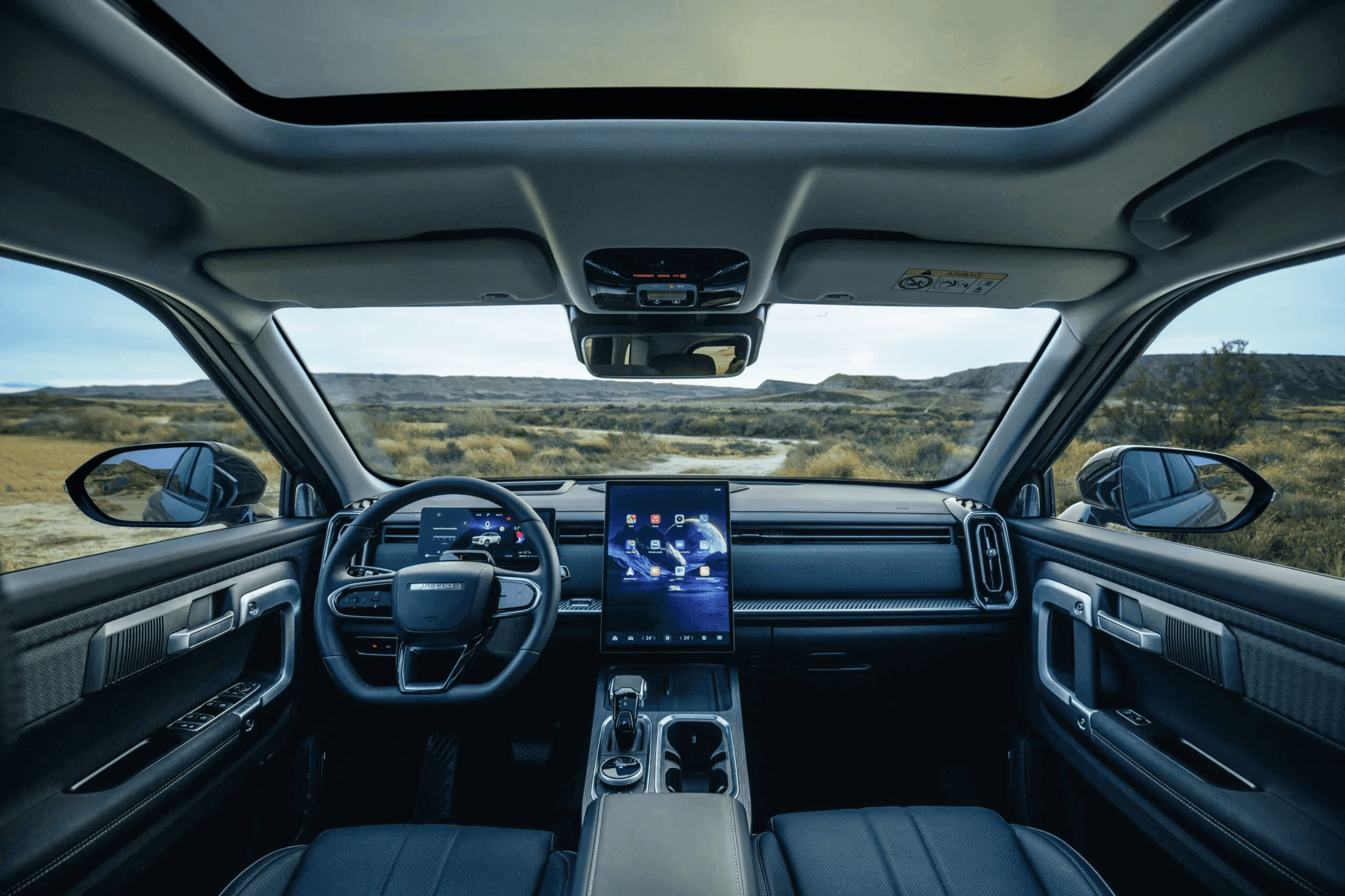 Imagen del interior de un vehículo JAECOO mostrando diseño, confort y tecnología