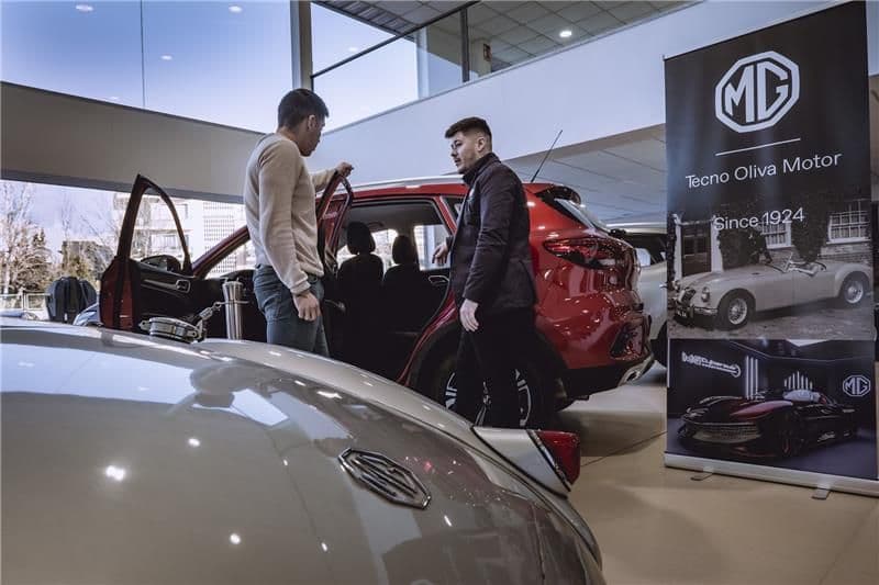 Imagen del concesionario MG con exposición de vehículos y zona de atención al cliente