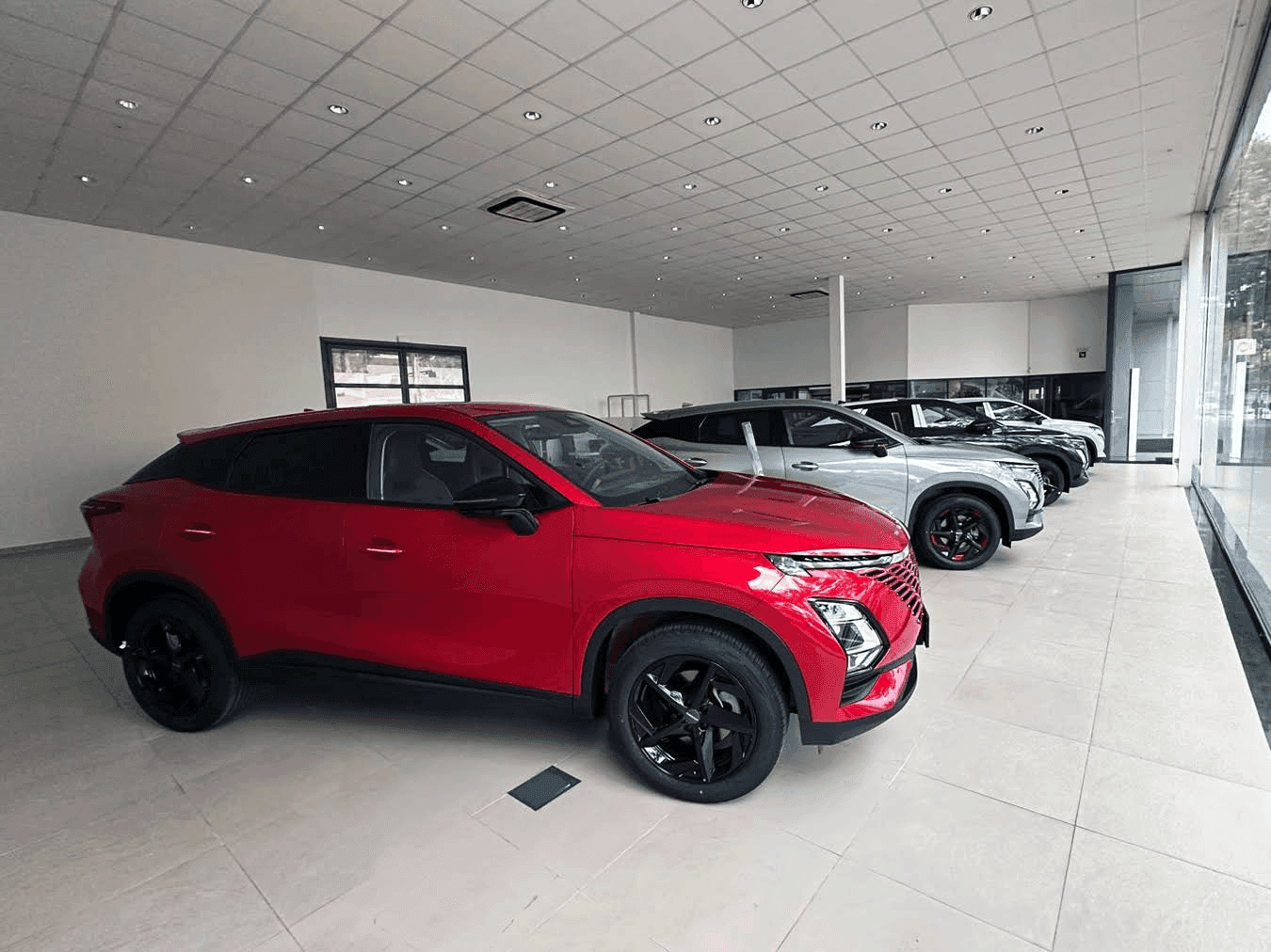 Imagen del concesionario OMODA con exposición de vehículos y zona de atención al cliente