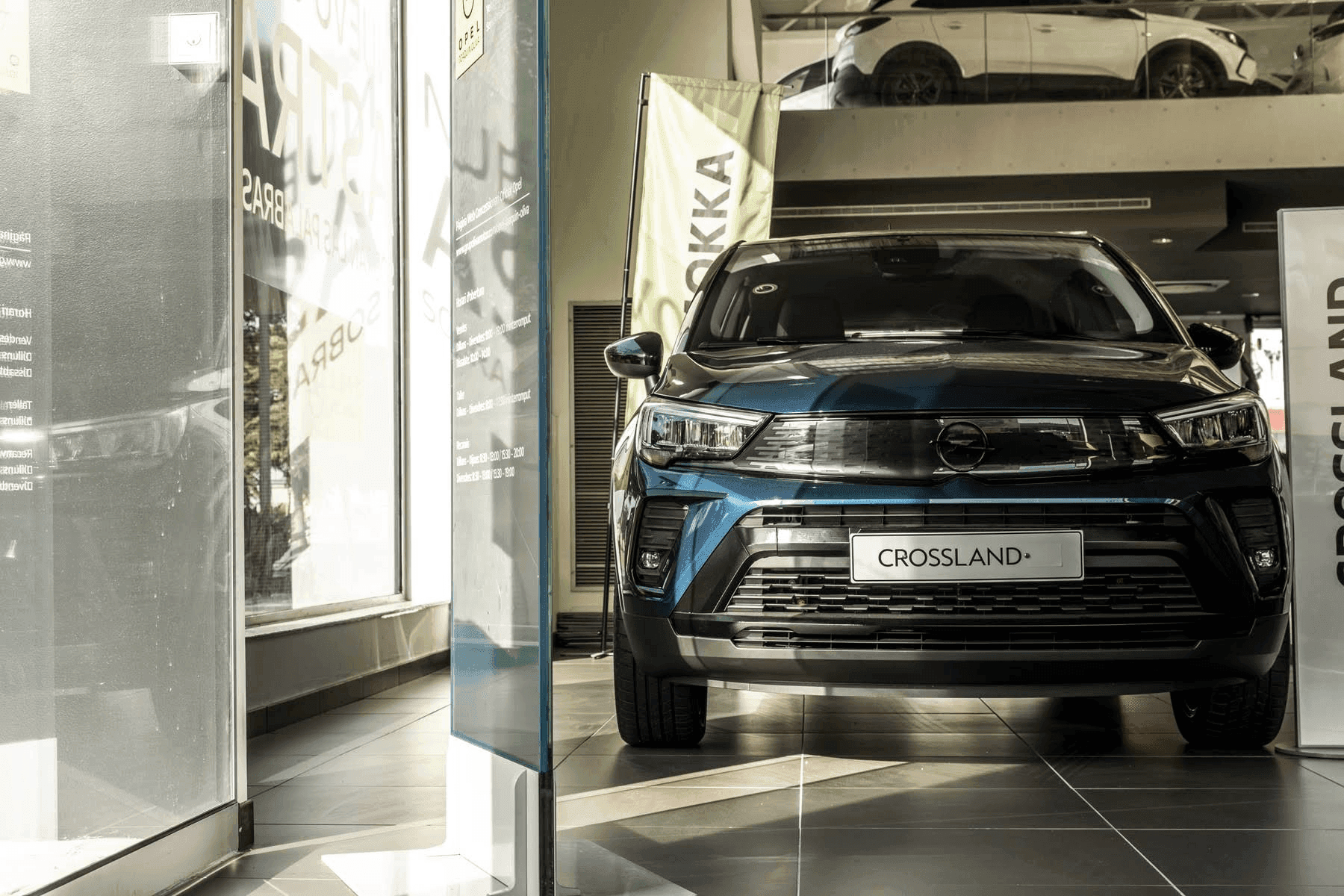 Imagen de la exposición de vehículos Opel en el interior del concesionario