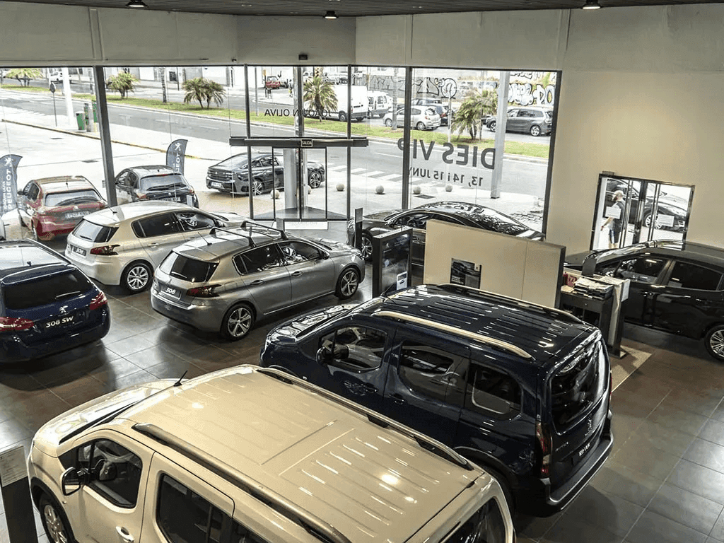 Imagen de la exposición de vehículos Peugeot en el interior del concesionario