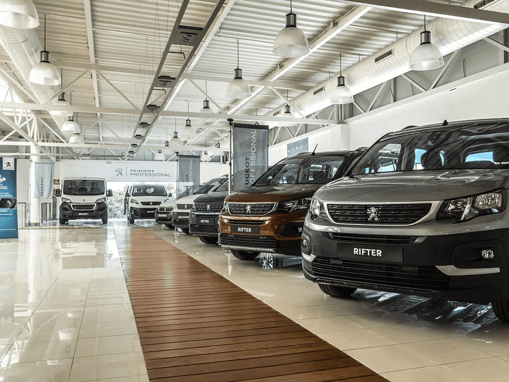 Imagen del concesionario Peugeot con exposición de vehículos y zona de atención al cliente