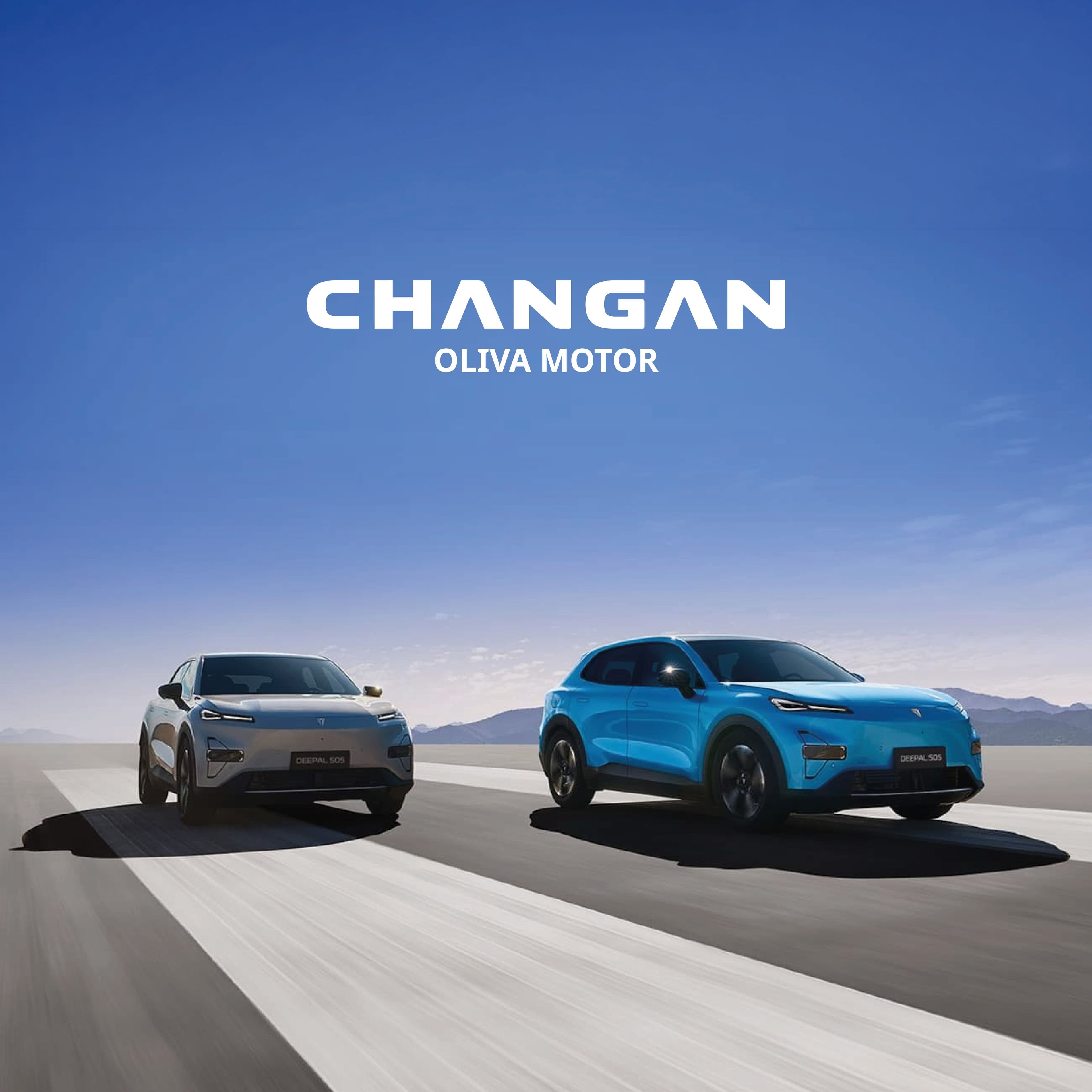 Dos cotxes elèctrics de la marca Changan Deepal, circulant per una pista amb el cel clar de fons.